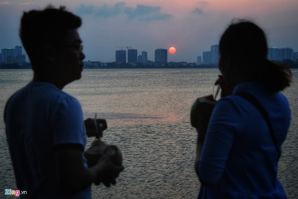 Thi nhau săn ảnh hoàng hôn đẹp lạ trên hồ Tây Thi nhau săn ảnh hoàng hôn đẹp lạ trên hồ Tây